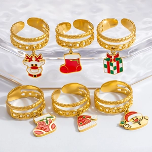 Dettaglio del set di anelli natalizi in oro 18K con ciondoli smaltati colorati