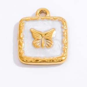 Nahaufnahme des goldenen Schmetterlingsanhängers mit Hammerschlag und Marmoreinlage
