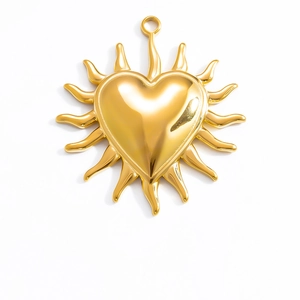 Vue détaillée d'un pendentif cœur plaqué or avec un motif élégant de rayons de soleil