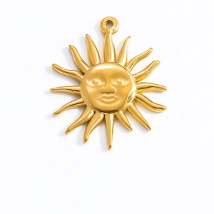 Vue macro détaillée d'un pendentif soleil en or poli pour la création de bijoux
