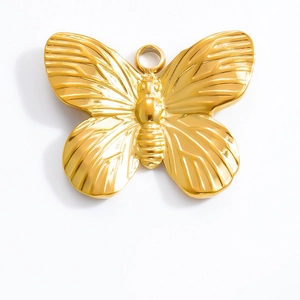 Détail du pendentif papillon doré brillant avec des ailes texturées pour la création de bijoux