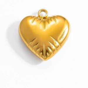 Vue détaillée d'un pendentif cœur doré bombé avec une finition polie et design plissé