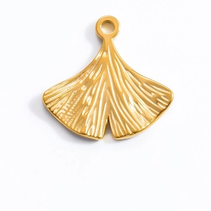 Détail macro du pendentif feuille de ginkgo dorée montrant la texture des veines