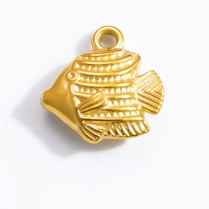 Vue détaillée du pendentif poisson doré montrant la texture des écailles et l'anneau rond