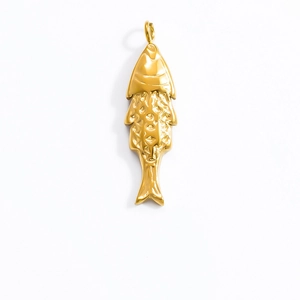 Vue détaillée du pendentif poisson doré avec texture martelée et finitions polies
