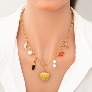 Collier en acier doré avec breloques rouge à lèvres cœur et perles blanches