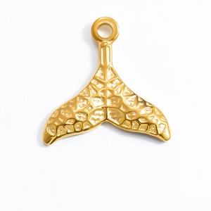 Vue détaillée du pendentif queue de baleine doré avec texture martelée pour bijoux DIY