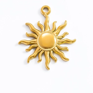 Détail d'un pendentif soleil doré avec rayons ondulés et finition métallique polie