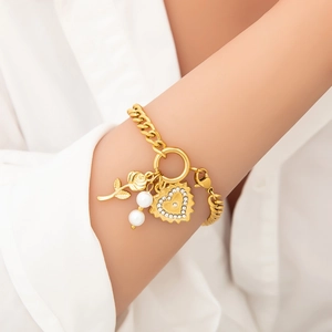 Bracelet double couche plaqué or 18k avec breloque rose, perles et pendentif cœur