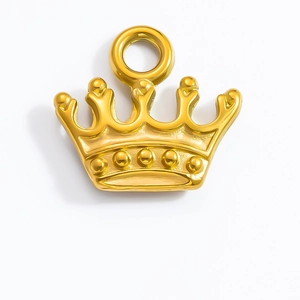 Détail du pendentif couronne dorée avec finition polie et anneau de suspension
