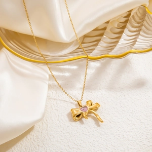 Detail der 18K Gold Schmetterling-Halskette mit rosa herzförmigem Edelstein-Anhänger