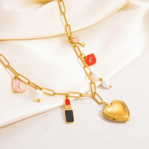 Détail du collier doré avec médaillon coeur vintage, lèvres rouges et perles blanches