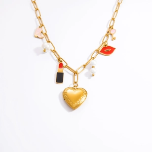 Vue détaillée du collier doré avec pendentifs cœur, lèvres rouges et rouge à lèvres
