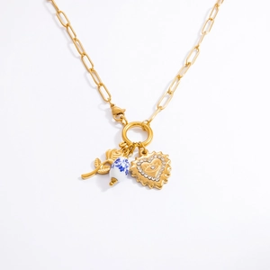 Détail du collier plaqué or 18k avec pendentif rose, perle céramique et breloque cœur