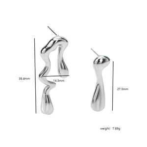 Détail de boucles d'oreilles lave asymétriques avec dimensions précises et poids exact