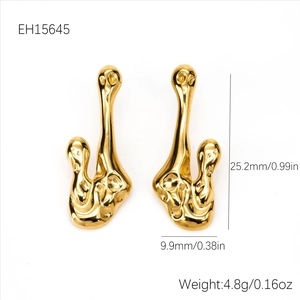 Vue détaillée de boucles d'oreilles goutte dorées avec dimensions 25,2 mm x 9,9 mm