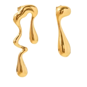 Vue détaillée de boucles d'oreilles gouttes dorées au design métallique fluide irrégulier
