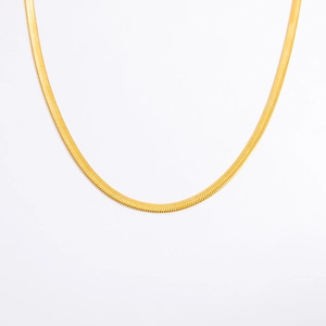 Gros plan détaillé de la maille serpent plate dorée montrant la texture métallique polie
