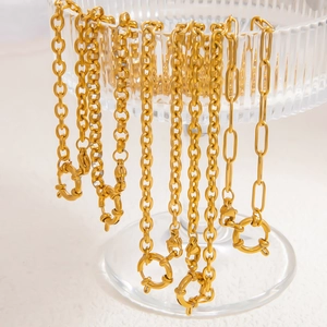Détail de chaînes en acier inoxydable plaqué or 18 carats avec maillons trombone et cubains