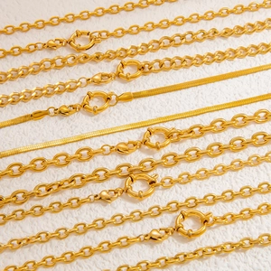 Vue détaillée des chaînes à mailles et serpent en acier plaqué or 18K avec fermoirs mousqueton