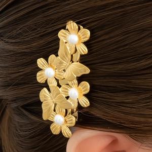 Eleganter goldener Blumen- und Schmetterlings-Haarclip mit weißen Perlen im Haar
