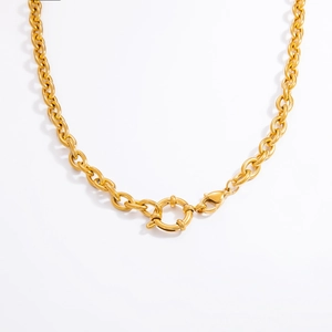 Détail du collier chaîne épaisse en or 18 carats avec fermoirs homard et marin