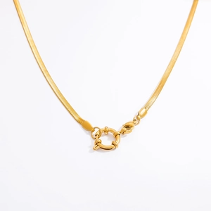 Vue détaillée de la chaîne serpent en or 18 carats avec un grand fermoir à ressort rond