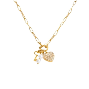 Collar de cadena de clips dorada con colgante de corazón, llave y perlas blancas