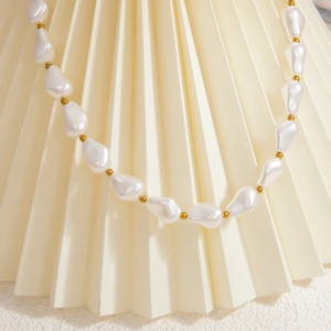 Collana di perle barocche con distanziatori in oro 18k su sfondo plissettato