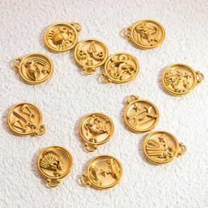 Vue détaillée de pendentifs zodiaque en acier inoxydable plaqué or 18K avec motifs en relief