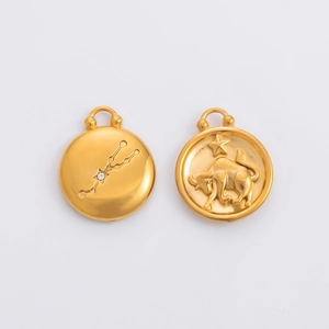 Vue détaillée des pendentifs signe du zodiaque Taureau dorés avec gravures et petit zircon