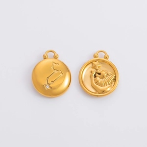 Détail de pendentifs signe Lion en or 18K avec constellations et relief de tête de lion