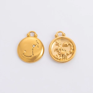 Vue macro de pendentifs Scorpion dorés 18K pour la création de bijoux personnalisés