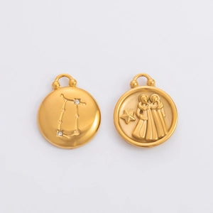 Détails des pendentifs dorés signe Gémeaux avec design céleste sur les deux faces