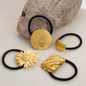 Vierer-Set Edelstahl-Blumen-Haargummis mit goldenen strukturierten Metallanhängern