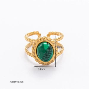 Détail de la bague en acier plaqué or 18K avec pierre de malachite verte de 13x15mm