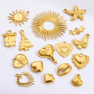 Collezione di ciondoli in acciaio inossidabile placcato oro 18k con forme di sole e cuore