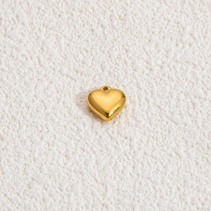Dettaglio del ciondolo a cuore in oro 18k lucidato con finitura a specchio per gioielli DIY
