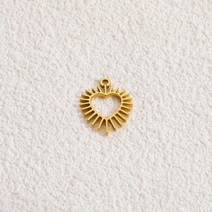 Dettaglio di un ciondolo a cuore traforato in acciaio inossidabile placcato oro 18k
