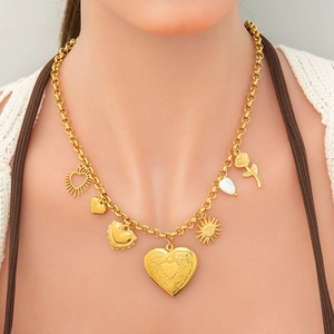 Detailansicht der goldenen Herz-Medaillon-Kette mit Rosen- und Sonnenanhängern