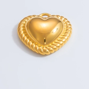 Dettaglio di un ciondolo a cuore placcato oro 18k con elegante bordo a corda