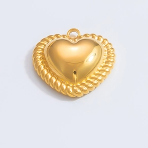 Vista macro del ciondolo a cuore vintage placcato oro 18k con bordo a corda intrecciata