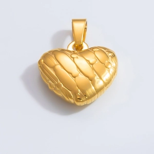 Vista macro di un ciondolo a cuore in oro 18k con una trama trapuntata a rombi unica