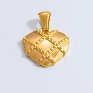 Dettaglio di un ciondolo a cuore in oro 18k con motivo a rombi e finitura a micro sfere
