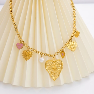 Detail einer Vintage Gold Herz Halskette mit pinkem Emaille Auge und Perlenakzenten