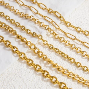 Détail de divers styles de chaînes en acier inoxydable plaqué or 18 carats sur pierre