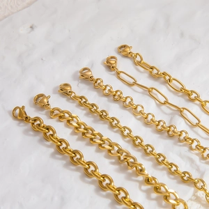 Gros plan de divers styles de chaînes en acier inoxydable plaqué or 18 carats avec fermoirs