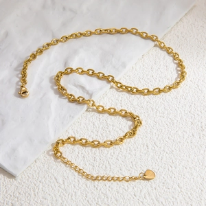 Détail de la chaîne en O en acier plaqué or 18 carats avec fermoir mousqueton et cœur