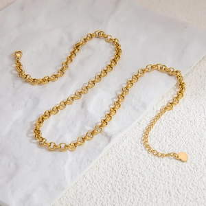 Détail d'un collier chaîne rolo dorée avec fermoir mousqueton et pendentif cœur