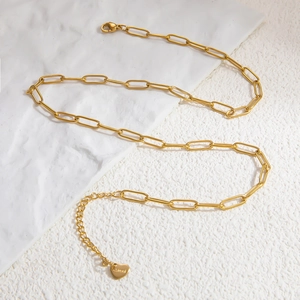 Détail de la chaîne trombone en acier inoxydable plaqué or 18 carats avec cœur